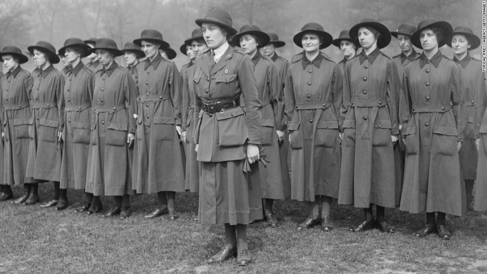 Reclutas femeninas del Ejército del Reino Unido en ejercicios militares, mayo 1917. Female army recruits from the United Kingdom are seen during drills in May 1917. Topical Press Agency/Getty Images