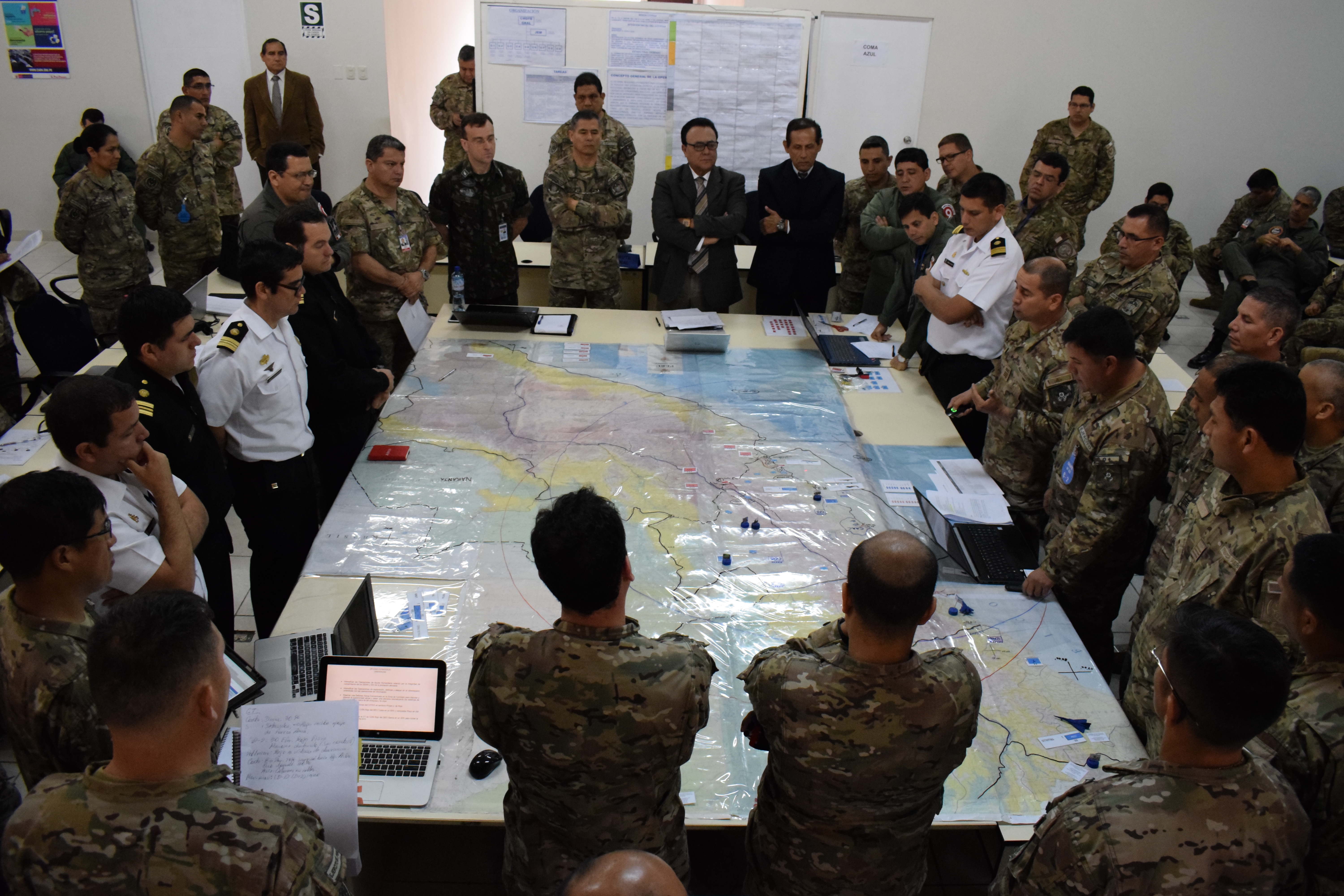 Oficiales alumnos del Programa de Comando y Estado Mayor Conjunto.