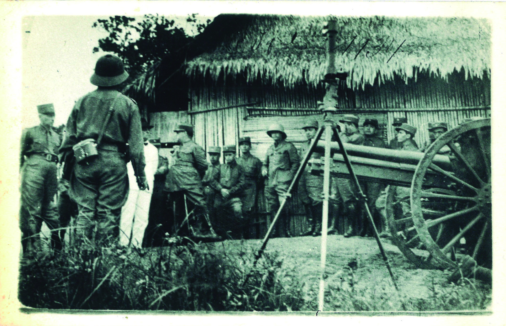 El Coronel Montagne extremo izquierdo supervisando un Puesto de Batería Cañón Schneider de 75mm.